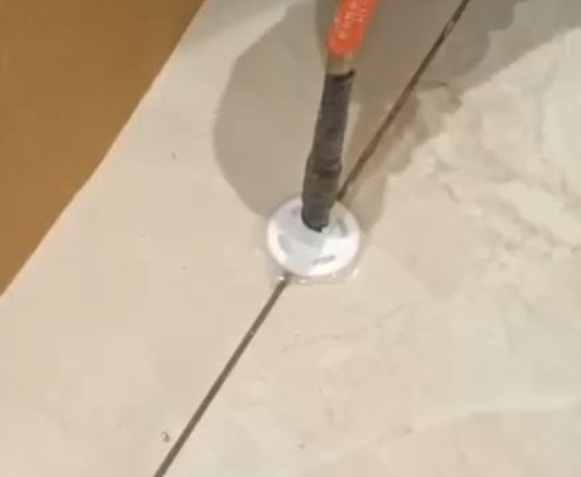 永安瓷砖空鼓维修公司专业解答瓷砖在铺贴过程中，如果没有涂抹均匀到位的粘结材料（如水泥砂浆或瓷砖胶），可能会导致以下问题