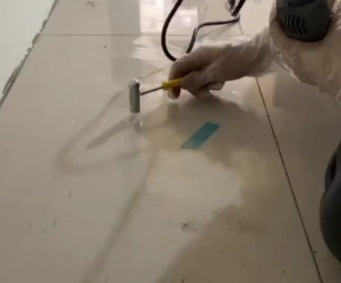 永安瓷砖开裂维修公司专业分享瓷砖在铺贴前如果没有沥干水分，将会导致以下问题